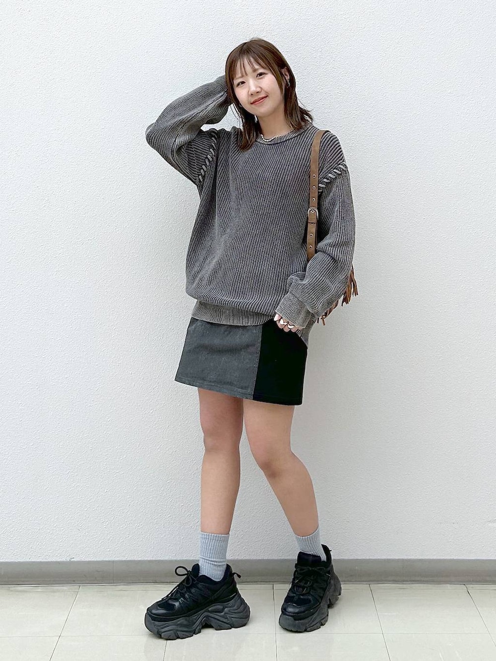 「ネックレス、ショルダーバッグ、着痩せ・細見え、高身長、女子ウケ、カジュアル、PAGEBOY、PBLIM、骨格ウェーブ_PAGEBOY、ニット、セットアップ、ミニスカート、スカート、スニーカー、スニーカー特集」｜「PAGEBOYのプラットチャンキースニーカー（スニーカー、ブラック系）」を使った、いそまるさん（レディース・168cm）の春コーディネートの7枚目の写真