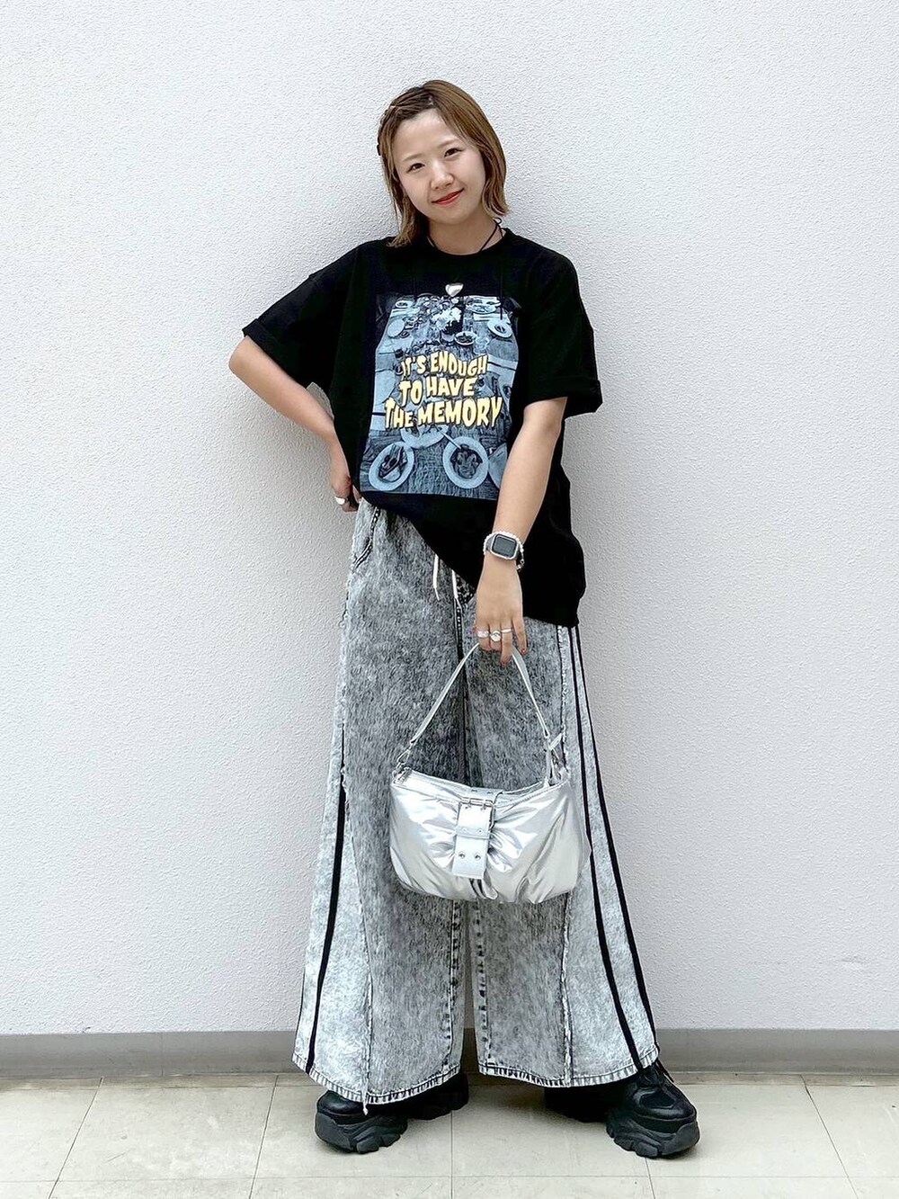 ブラック系のスニーカー、グレー系のデニムパンツ、シルバー系のショルダーバッグを着用したレディースの夏コーディネートの7枚目の写真