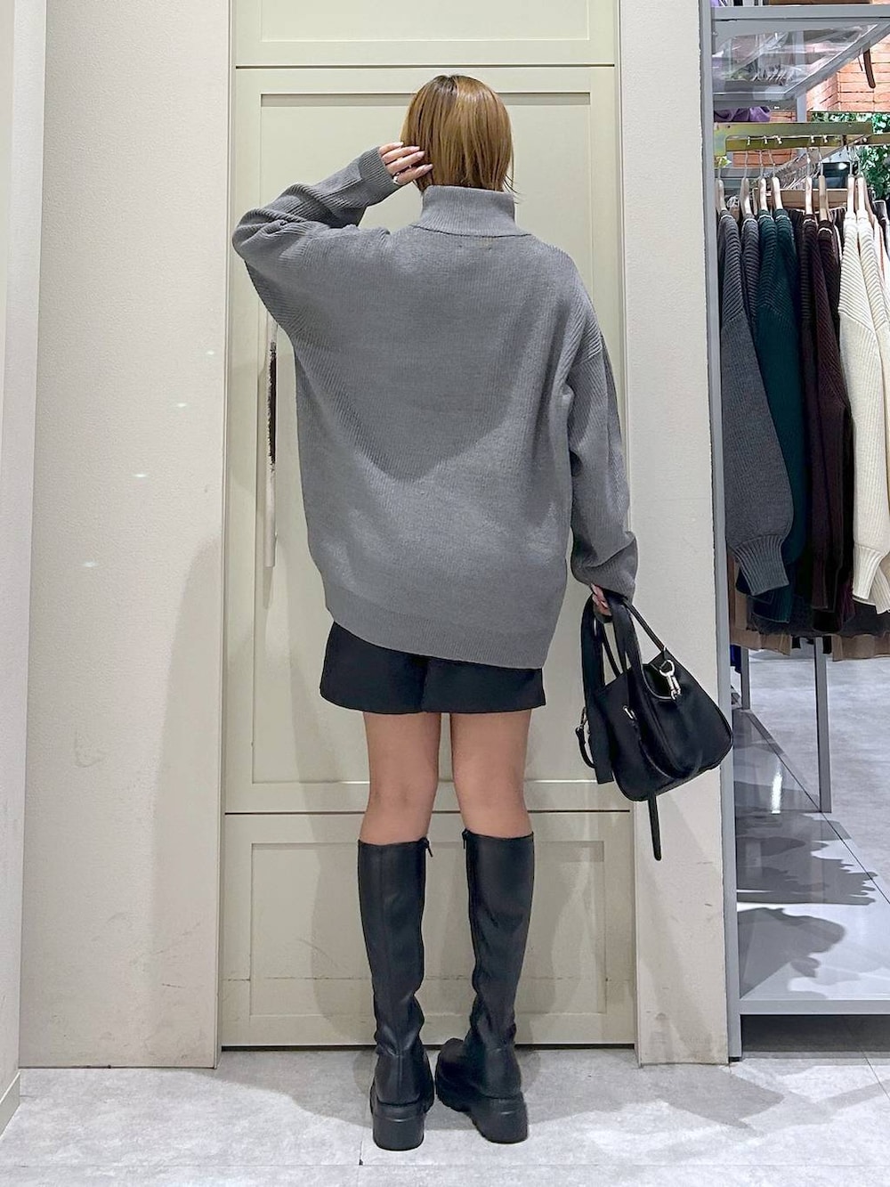 ブラウン系のその他パンツ、ブラック系のショルダーバッグ、ブラック系のブーツを着用したレディースの秋コーディネートの3枚目の写真