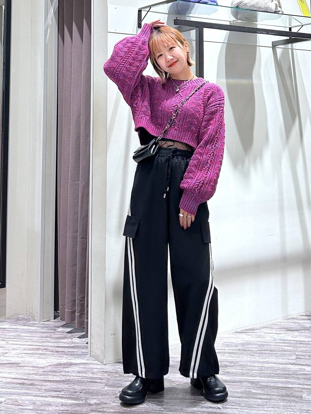 ブラック系のその他パンツ、ブラック系のTシャツ/カットソー、ブラック系のブーツを着用したレディースの冬コーディネートの7枚目の写真