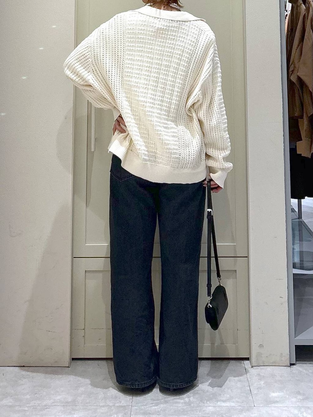 ブラック系のデニムパンツ、ブラック系のサンダル、ブラック系のボディバッグ/ウエストポーチを着用したレディースの春コーディネートの6枚目の写真