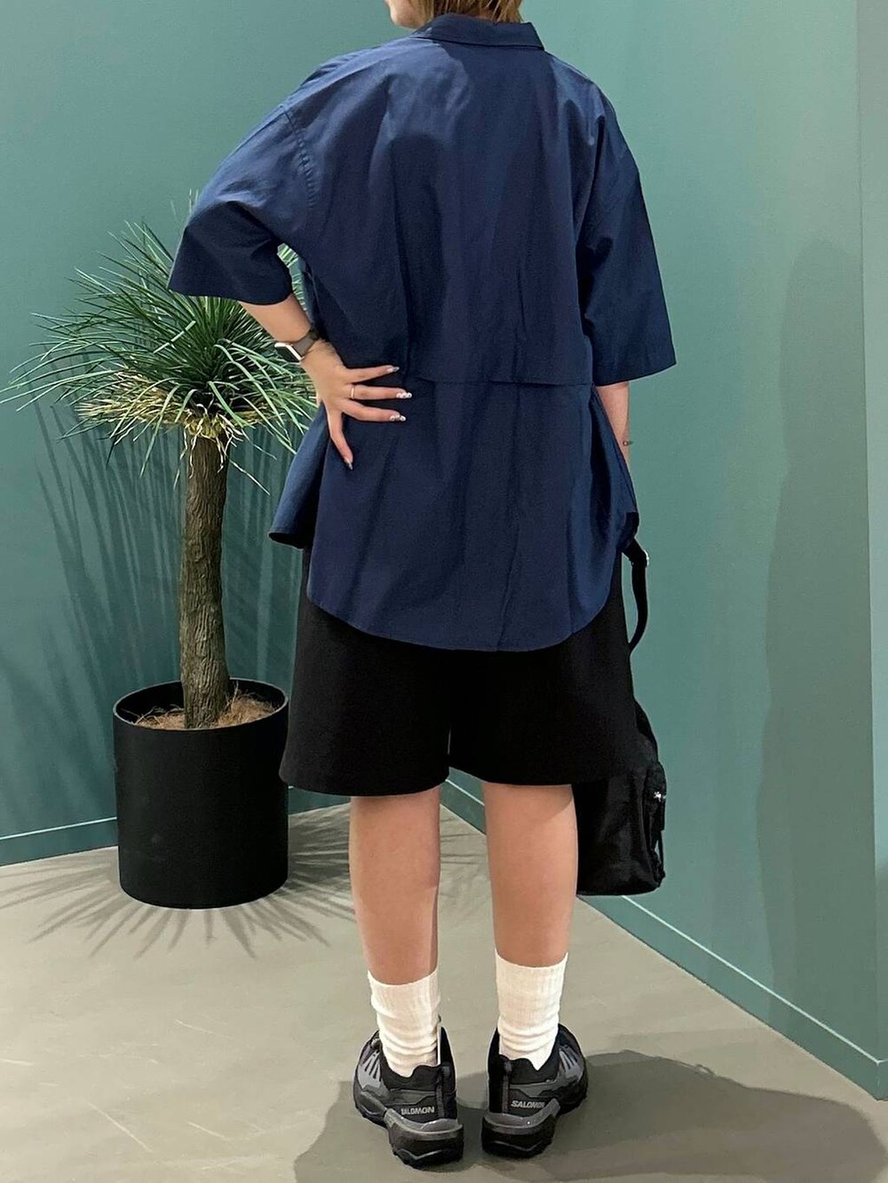 ブルー系のシャツ/ブラウス、ブラック系のショルダーバッグ、ブラック系のその他パンツを着用したレディースの夏コーディネートの6枚目の写真