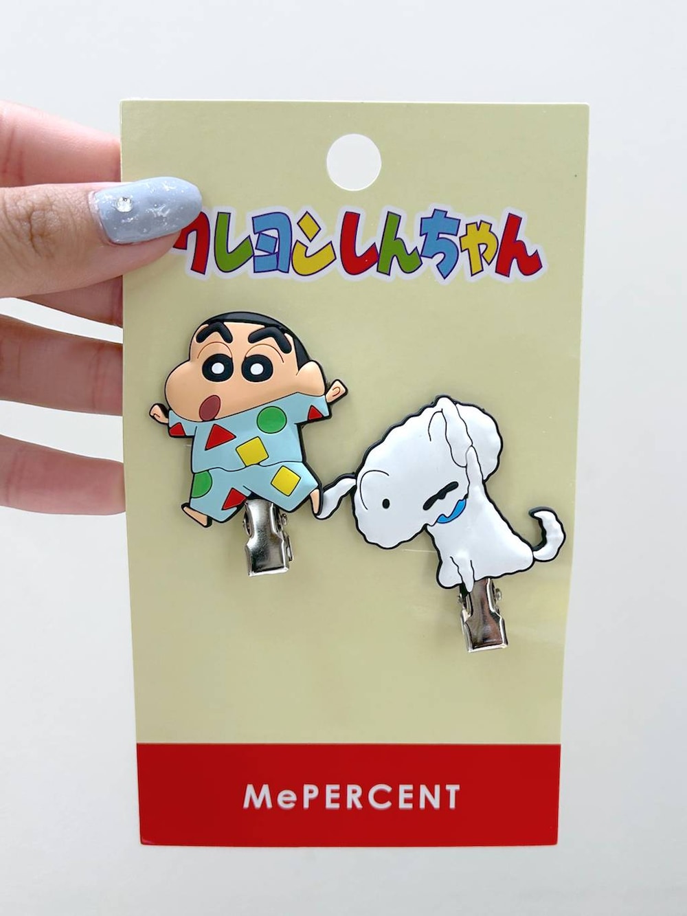 ブルー系のヘアピンを着用したレディースの夏コーディネートの2枚目の写真