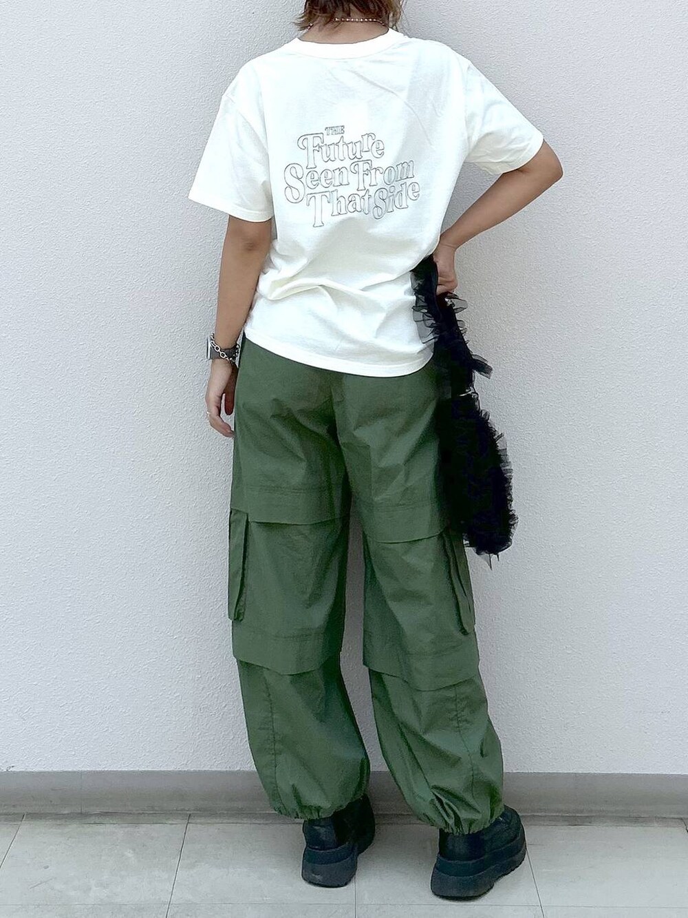 「着痩せ・細見え、高身長、女子ウケ、カジュアル、PAGEBOY、PBLIM、骨格ウェーブ_PAGEBOY、Tシャツ、パンツ、ストリート、メンズライク、ネックレス、旅行、夏コーデ、ママコーデ」｜「PAGEBOYのパラシュートパンツ（その他パンツ、グリーン系）」を使った、いそまるさん（レディース・168cm）の夏コーディネートの5枚目の写真