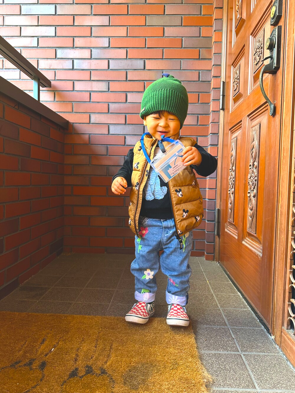 「未来のWEARISTAプロジェクト、キッズコーデ、ベビーコーデ、男の子、むすこーで、H&M、男の子ファッション、キッズファッション、キッズモデル、キッズコーディネート、花柄パンツ、エイチアンドエム、ニット帽」｜「H&Mのアイテム（デニムパンツ、ブルー系）」を使った、noahcode365さん（キッズ・80cm）の冬コーディネートの3枚目の写真
