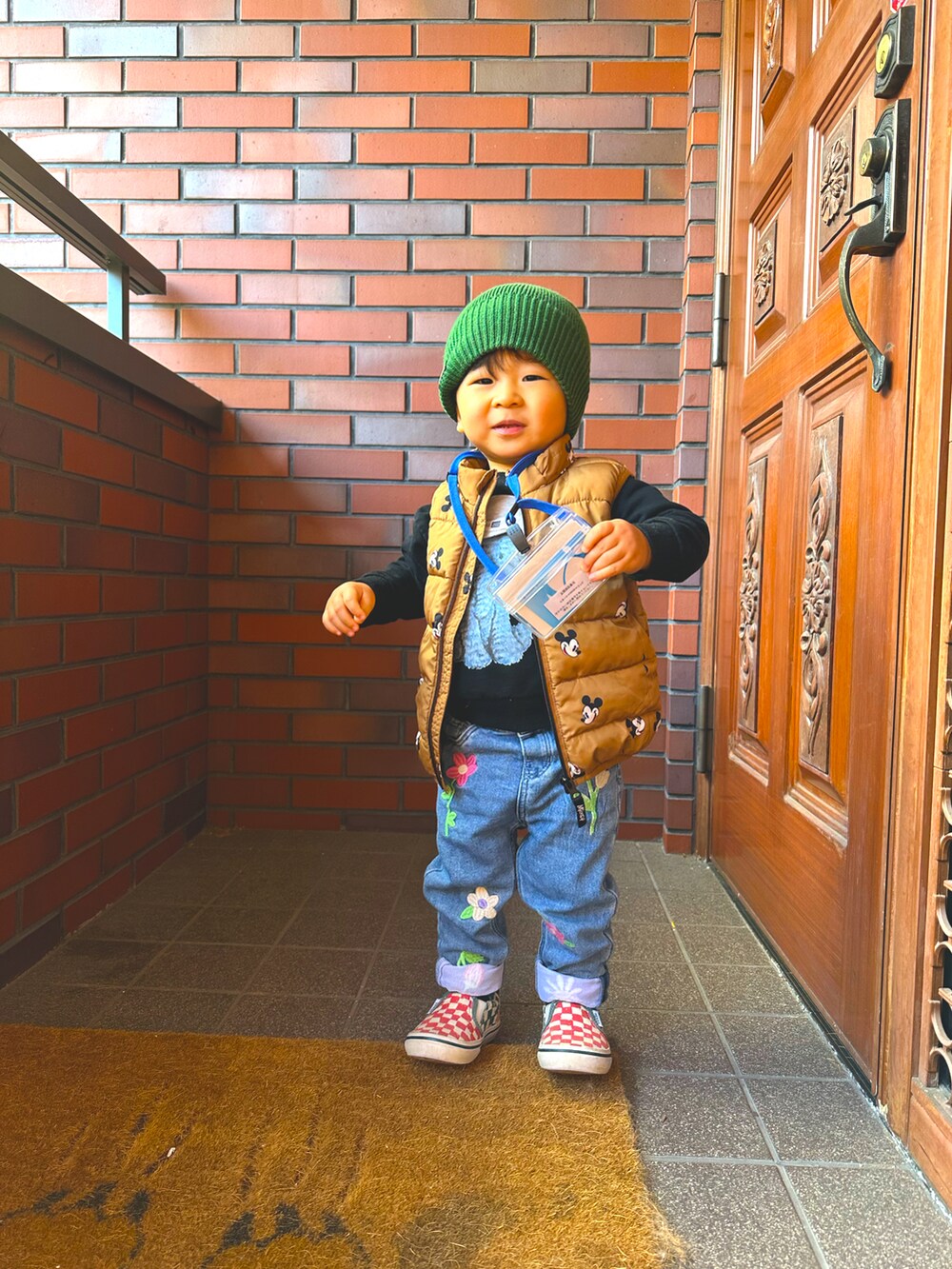 「未来のWEARISTAプロジェクト、キッズコーデ、ベビーコーデ、男の子、むすこーで、H&M、男の子ファッション、キッズファッション、キッズモデル、キッズコーディネート、花柄パンツ、エイチアンドエム、ニット帽」｜「H&Mのアイテム（デニムパンツ、ブルー系）」を使った、noahcode365さん（キッズ・80cm）の冬コーディネートの2枚目の写真