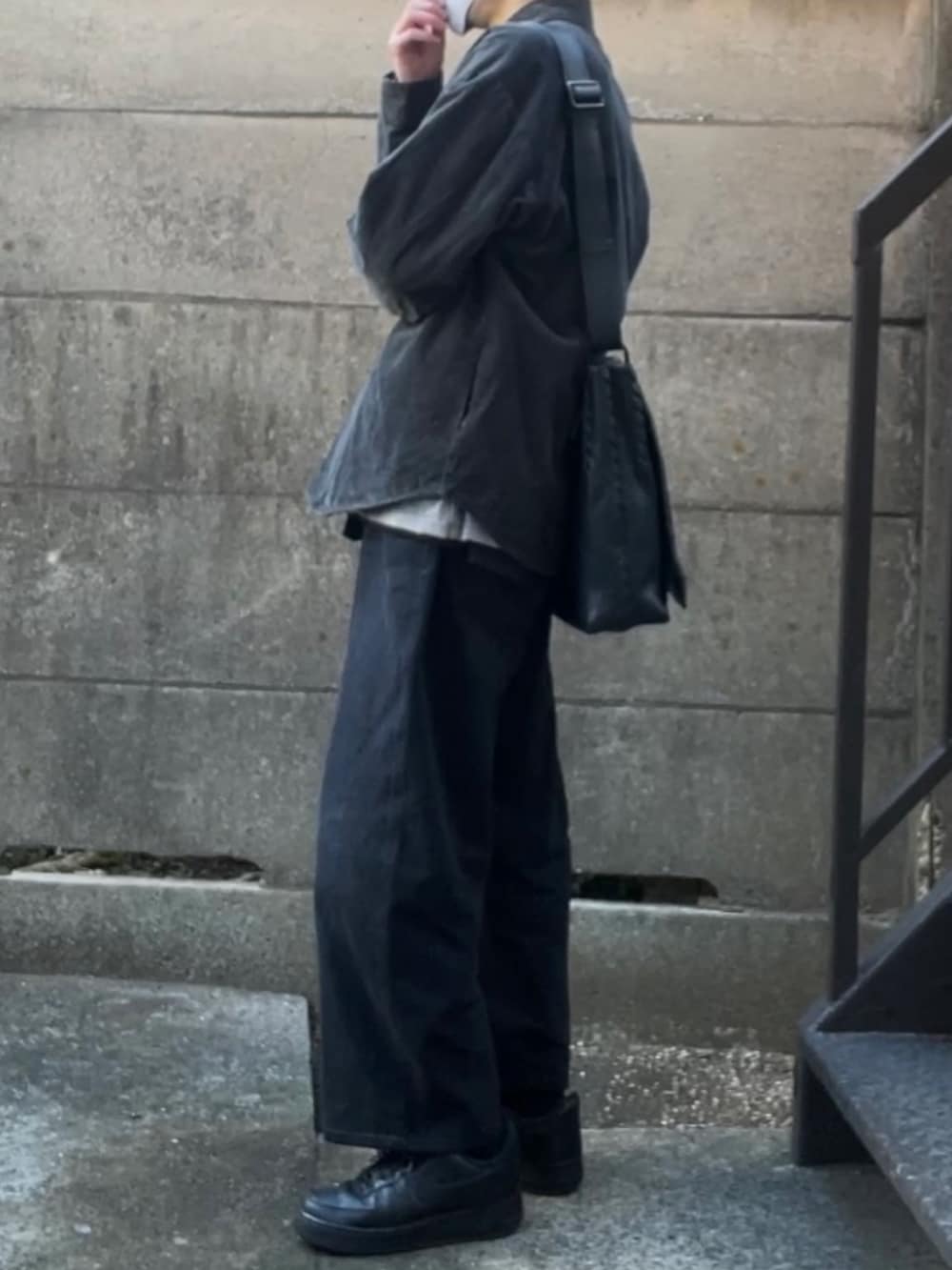 「GU、UNIQLO、ユニクロ、NIKE、BOTTEGA VENETA、ボッテガヴェネタ、モノトーン、ブラック、グレー、スウェット、シアートップス、コーデュロイ、プチプラ、シンプル、デニム」|「GUのアイテム(ジャケット/アウター、ブラック系)」を使った、Y'zさん(メンズ・165cm)の冬コーディネートの2枚目の写真