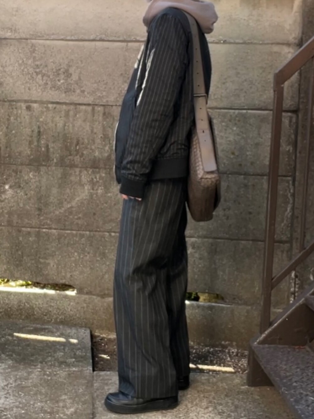 「ノーブランド、GU、NIKE、BOTTEGA VENETA、ボッテガヴェネタ、パーカー、ワイドパンツ、スニーカー、ショルダーバッグ、ストライプ、セットアップ、セットアップ風、モノトーン、きれいめカジュアル、オトナカジュアル」|「GUのアイテム(パーカー、グレー系)」を使った、Y'zさん(メンズ・165cm)の冬コーディネートの2枚目の写真
