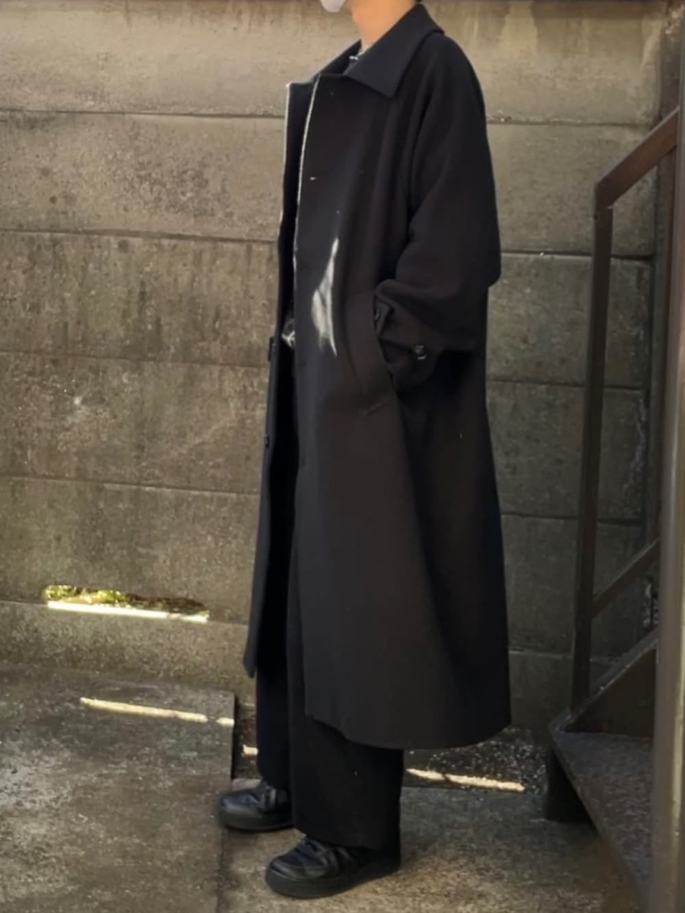 「CLEL、David Taylor、GU、NIKE、古着、ステンカラーコート、ニット、デニム、スニーカー、ブラック、チェック、ワイドパンツ、プチプラ、シンプル、新星WEARISTAにエントリー」｜「CLELの【CLEL】Tech Melton Loose Soutien Collar Coat/テックメルトン ルーズステンカラーコート（ステンカラーコート、ブラック系）」を使った、Y'zさん（メンズ・165cm）の冬コーディネートの2枚目の写真