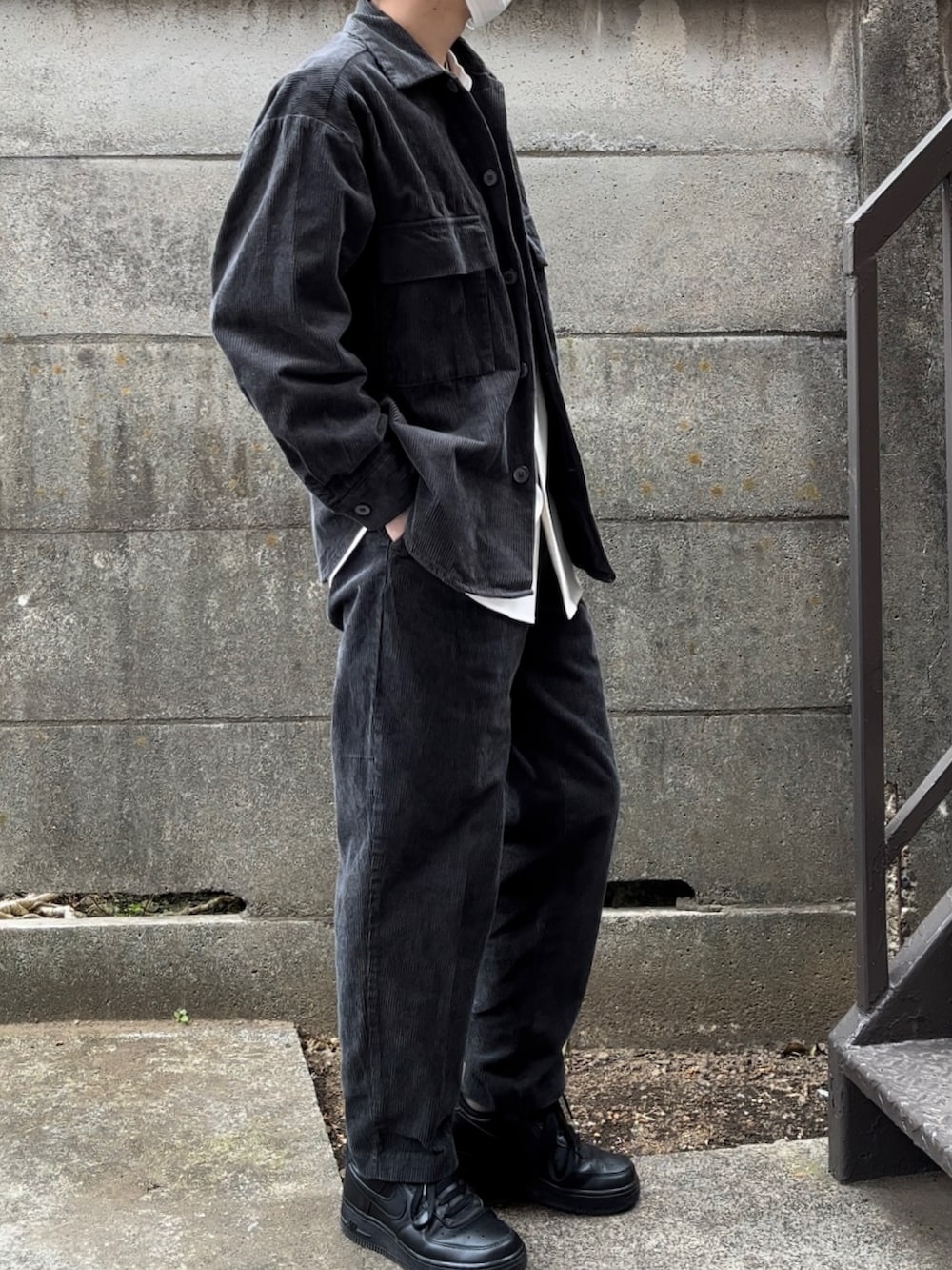 グレー系のセットアップ、ホワイト系のシャツ/ブラウス、グレー系のパンツを着用したメンズの冬コーディネートの2枚目の写真