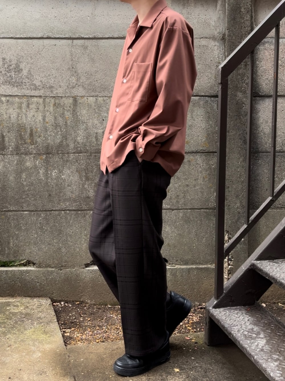 ブラウン系のシャツ/ブラウス、ブラウン系のパンツ、ブラック系のスニーカーを着用したメンズの春コーディネートの3枚目の写真