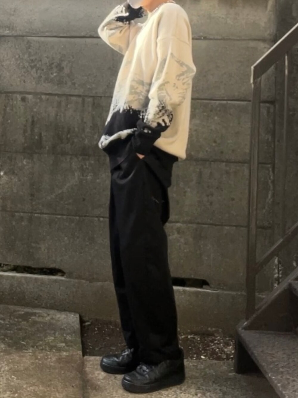 「ノーブランド、GU、NIKE、デザインニット、ワイドパンツ、スニーカー、オフホワイト、ベージュ、ブラック、プチプラ、シンプル、ゆるコーデ、ニット、モノトーンコーデ、新星WEARISTAにエントリー」｜「GUのアイテム（パンツ、ブラック系）」を使った、Y'zさん（メンズ・165cm）の冬コーディネートの2枚目の写真