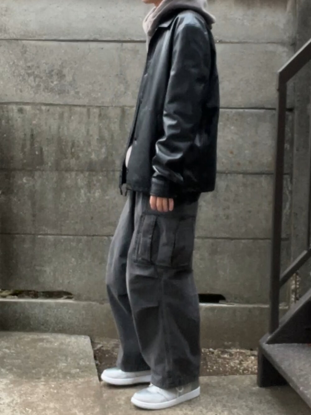 ブラック系のジャケット/アウター、グレー系のデニムパンツ、シルバー系のスニーカーを着用したメンズの秋コーディネートの2枚目の写真