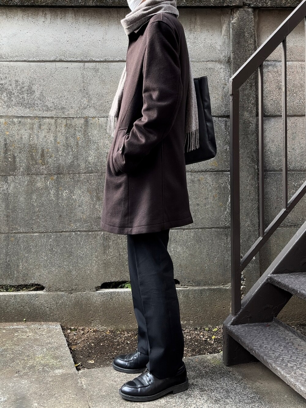 ブラック系のドレスシューズ、ベージュ系のマフラーを着用したメンズの冬コーディネートの2枚目の写真