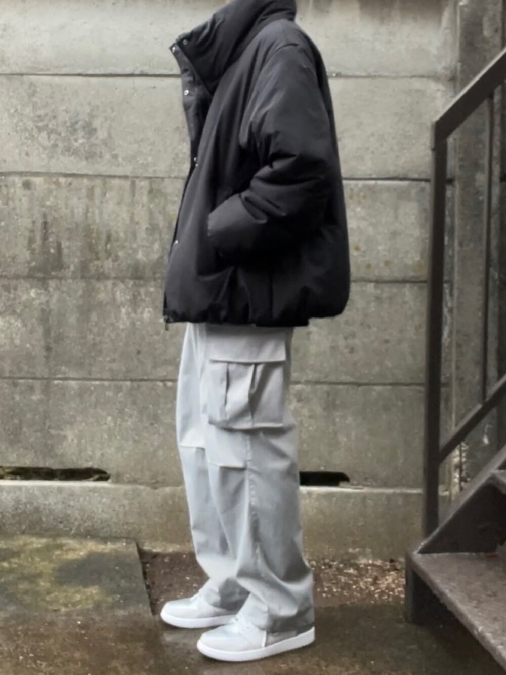 「GU、ZARA、NIKE、ブラック、シルバー、ダウンジャケット、スウェット、カーゴパンツ、スニーカー、カジュアル、シンプル、プチプラ、モノトーン、カジュアルコーデ、ファッションを楽しもう」｜「GUのアイテム（ダウンジャケット/コート、ブラック系）」を使った、Y'zさん（メンズ・165cm）の秋コーディネートの2枚目の写真