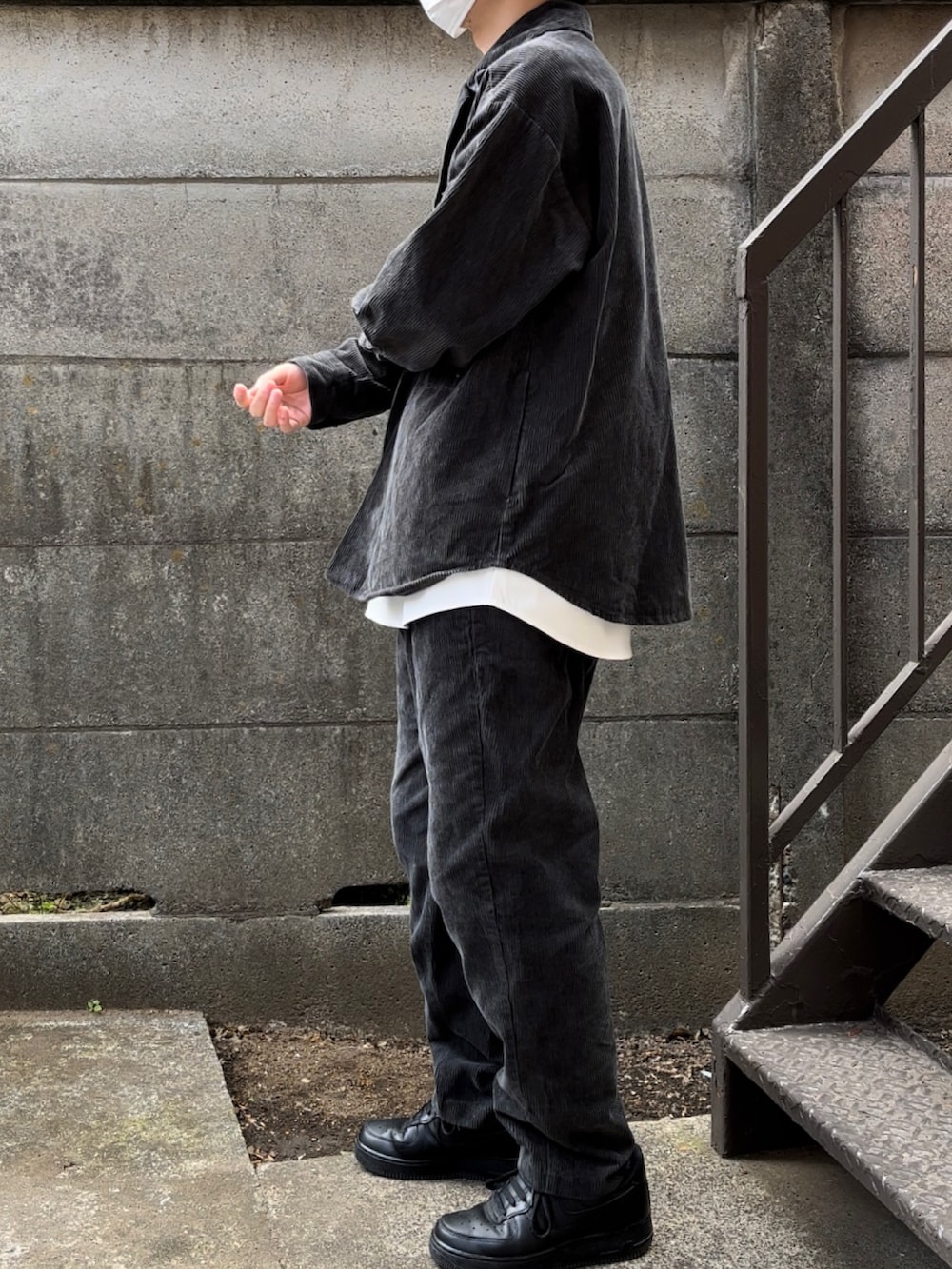 グレー系のセットアップ、ホワイト系のシャツ/ブラウス、グレー系のパンツを着用したメンズの冬コーディネートの3枚目の写真