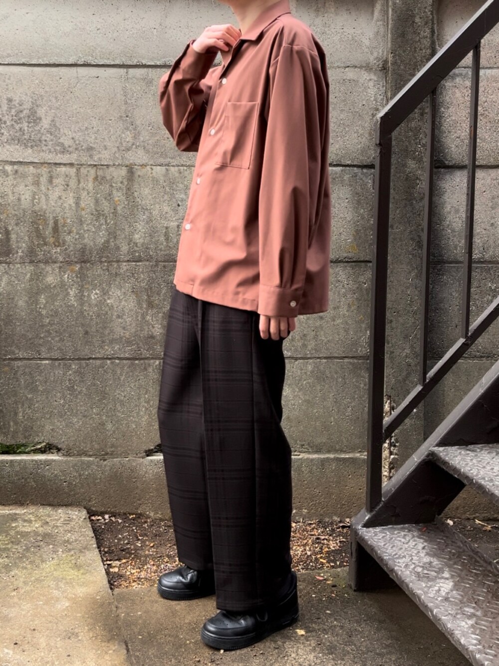 ブラウン系のシャツ/ブラウス、ブラウン系のパンツ、ブラック系のスニーカーを着用したメンズの春コーディネートの2枚目の写真