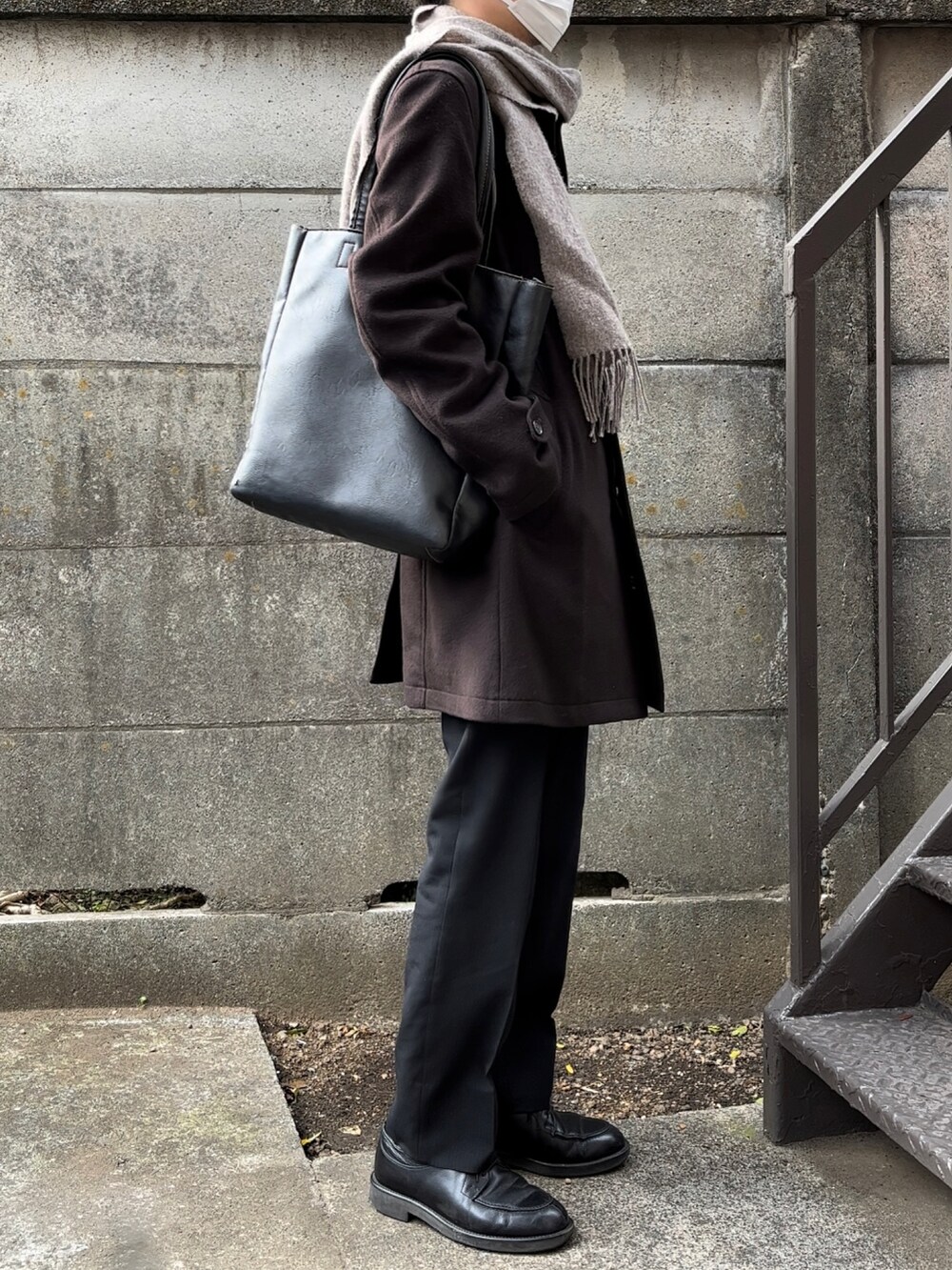 ブラック系のドレスシューズ、ベージュ系のマフラーを着用したメンズの冬コーディネートの3枚目の写真