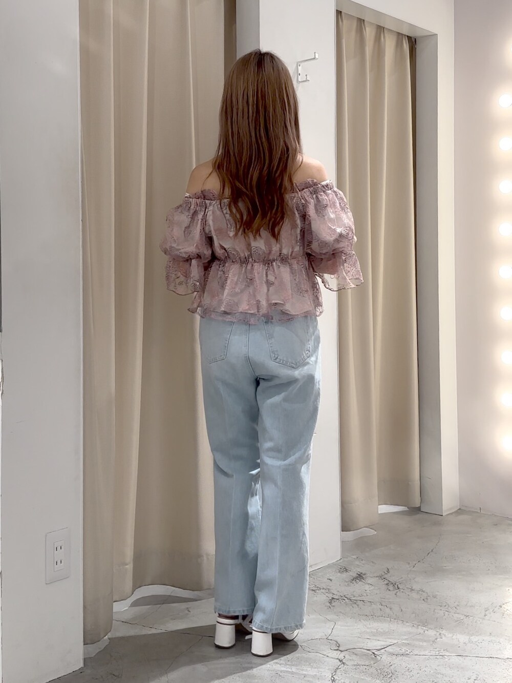 ピンク系のシャツ/ブラウス、ブルー系のデニムパンツ、ホワイト系のサンダルを着用したレディースの春コーディネートの7枚目の写真