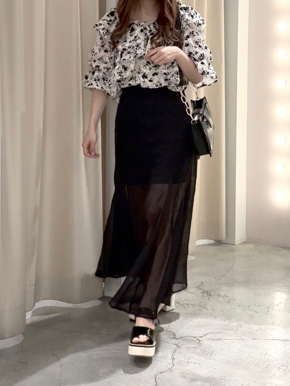 ブラック系のシャツ/ブラウス、ブラック系のスカート、ブラック系のショルダーバッグを着用したレディースの春コーディネートの6枚目の写真