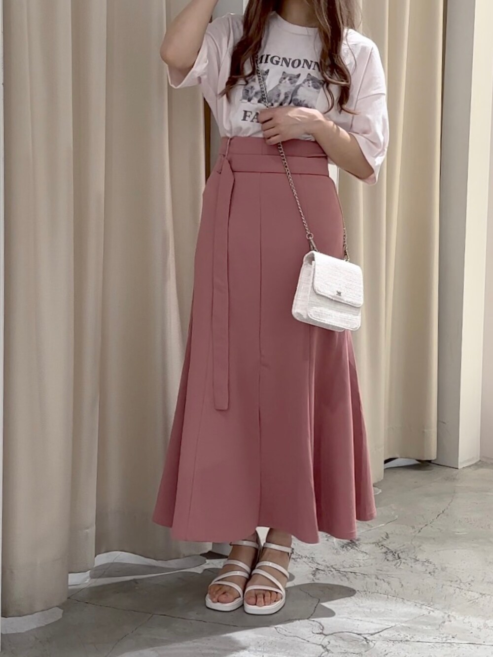 「ナイスクラップ、one after another NICE CLAUP、低身長、低身長コーデ、ピンク、夏コーデ、サンダル、Tシャツ、ネコ、マーメイドスカート、ラクチンコーデ、お出かけコーデ、休日コーデ、休日スタイル、大人可愛い」｜「one after another NICE CLAUPのにゃんこBigTee（Tシャツ/カットソー、ピンク系）」を使った、しんももさん（レディース・151cm）の春コーディネートの2枚目の写真