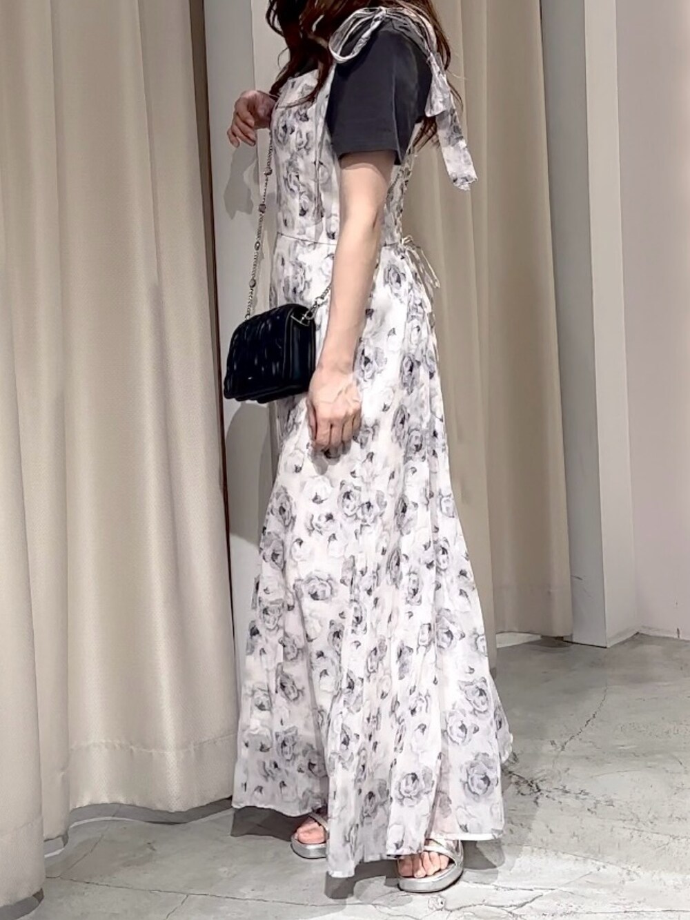 グレー系のTシャツ/カットソー、ブラック系のショルダーバッグ、シルバー系のサンダルを着用したレディースの夏コーディネートの6枚目の写真