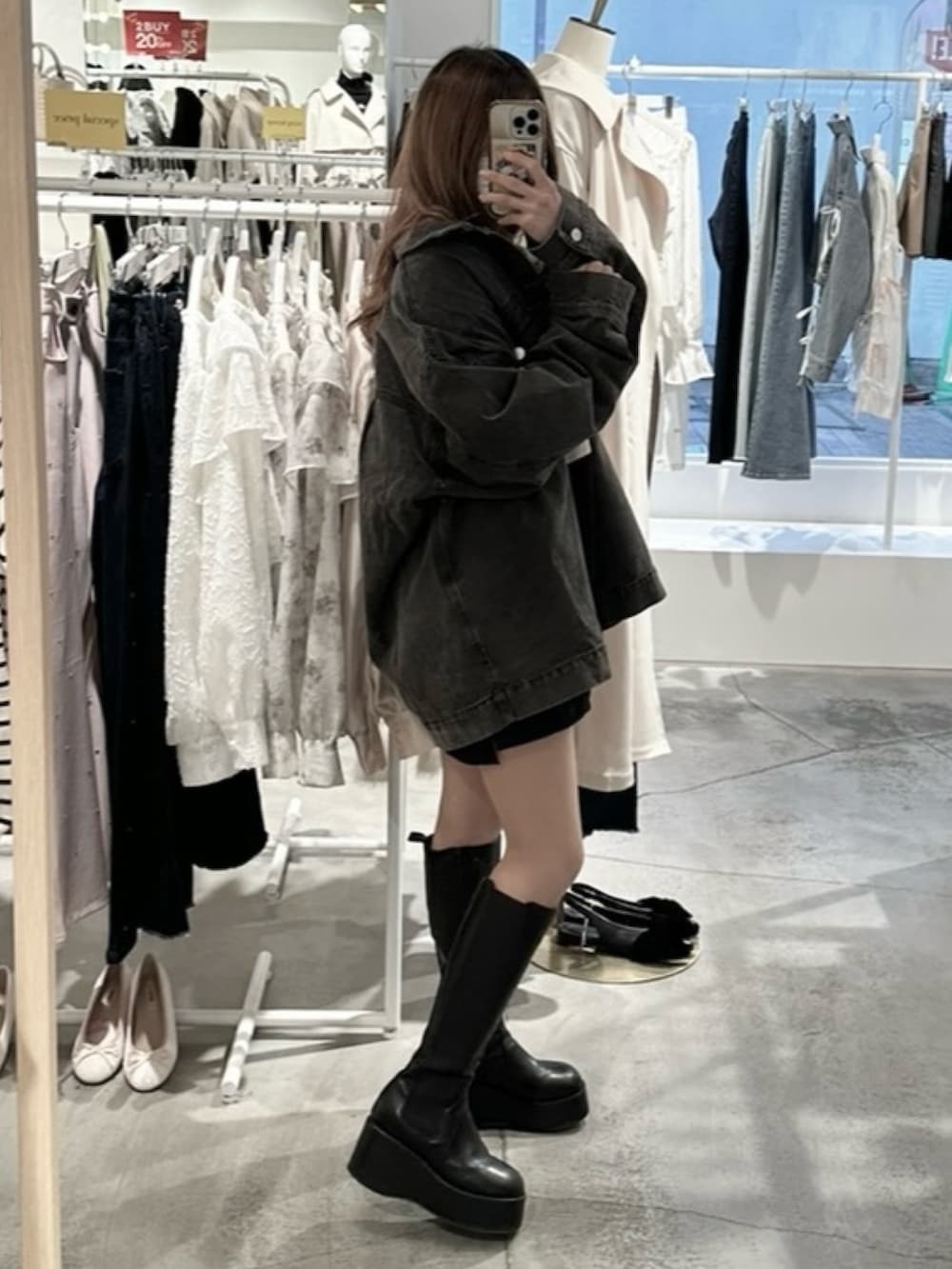 ブラック系のポロシャツを着用したレディースの春コーディネートの3枚目の写真