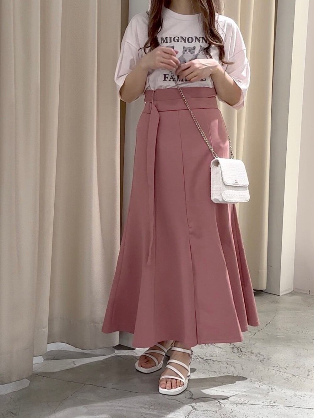「ナイスクラップ、one after another NICE CLAUP、低身長、低身長コーデ、ピンク、夏コーデ、サンダル、Tシャツ、ネコ、マーメイドスカート、ラクチンコーデ、お出かけコーデ、休日コーデ、休日スタイル、大人可愛い」｜「one after another NICE CLAUPのにゃんこBigTee（Tシャツ/カットソー、ピンク系）」を使った、しんももさん（レディース・151cm）の春コーディネートの3枚目の写真