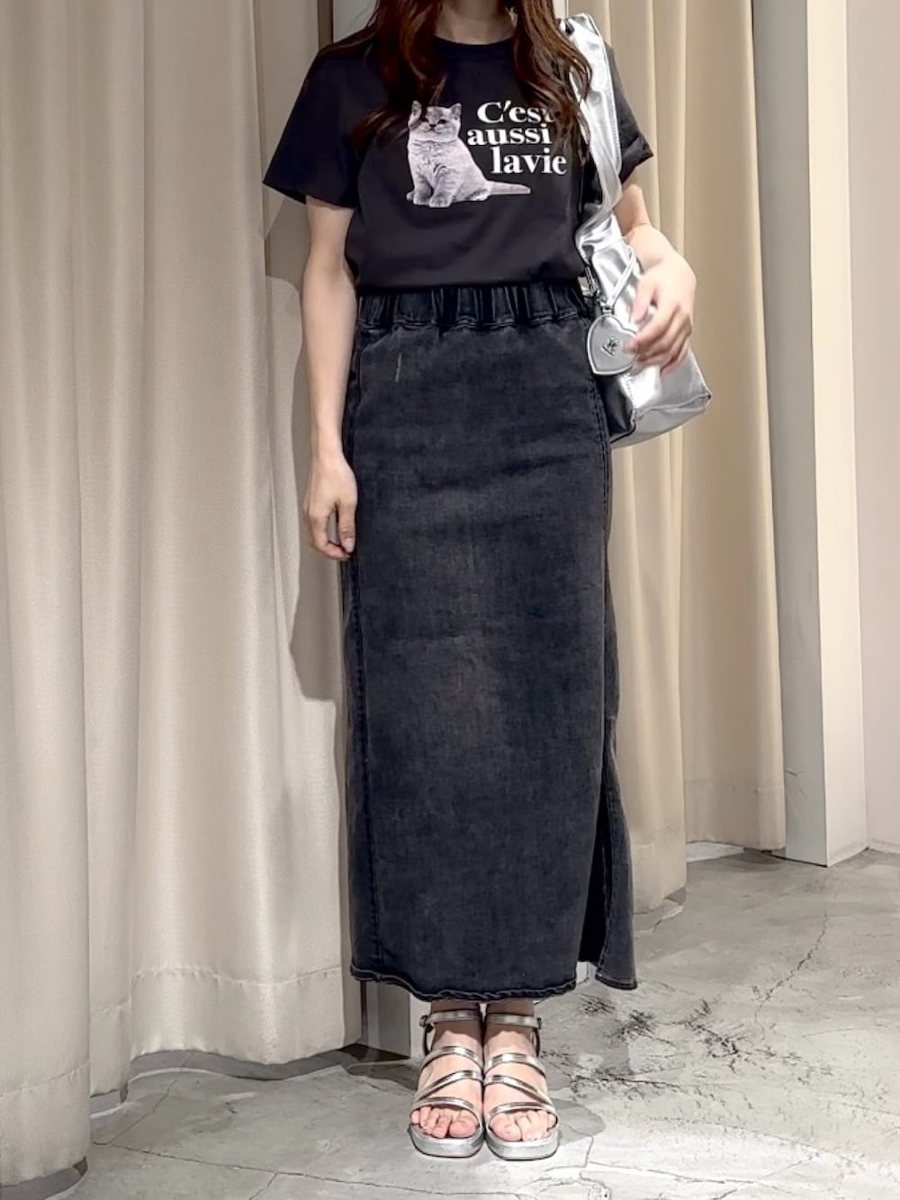 「ナイスクラップ、one after another NICE CLAUP、低身長、低身長コーデ、ブラック、Tシャツ、スカート、ロングスカート、夏コーデ、サンダル、夏服、ネコ、大人コーデ、夏だ！Tシャツ着よう！、大人カジュアルコーデ」｜「one after another NICE CLAUPの【定番人気！】アソートネコＴシャツ/手洗い可（Tシャツ/カットソー、グレー系）」を使った、しんももさん（レディース・151cm）の夏コーディネートの4枚目の写真