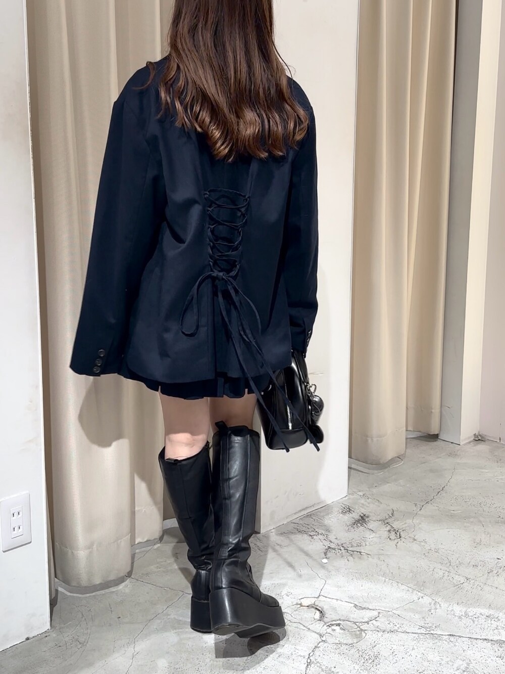 ブルー系のスカート、ブルー系のテーラードジャケット、ホワイト系のニット/セーターを着用したレディースの冬コーディネートの5枚目の写真