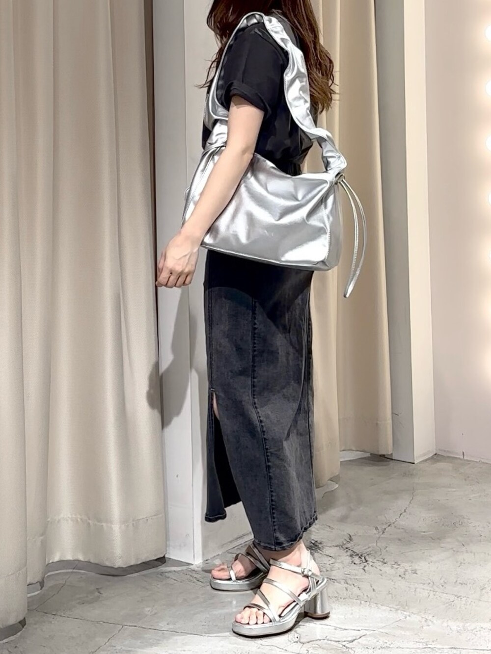 「ナイスクラップ、one after another NICE CLAUP、低身長、低身長コーデ、ブラック、Tシャツ、スカート、ロングスカート、夏コーデ、サンダル、夏服、ネコ、大人コーデ、夏だ！Tシャツ着よう！、大人カジュアルコーデ」｜「one after another NICE CLAUPの【定番人気！】アソートネコＴシャツ/手洗い可（Tシャツ/カットソー、グレー系）」を使った、しんももさん（レディース・151cm）の夏コーディネートの3枚目の写真
