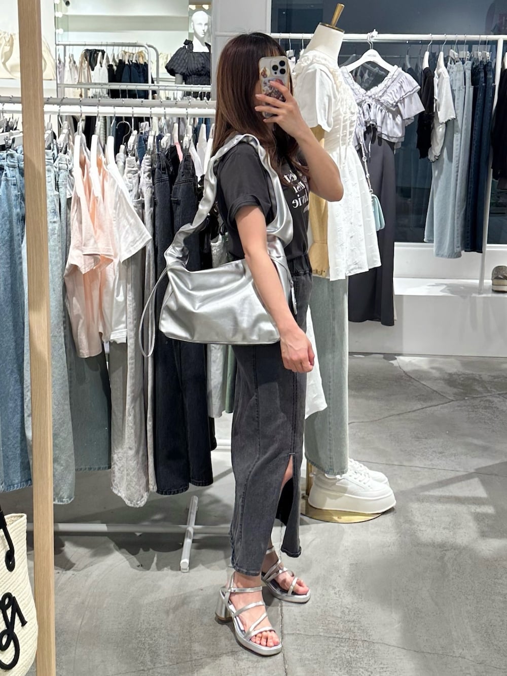 「ナイスクラップ、one after another NICE CLAUP、低身長、低身長コーデ、ブラック、Tシャツ、スカート、ロングスカート、夏コーデ、サンダル、夏服、ネコ、大人コーデ、夏だ！Tシャツ着よう！、大人カジュアルコーデ」｜「one after another NICE CLAUPの【定番人気！】アソートネコＴシャツ/手洗い可（Tシャツ/カットソー、グレー系）」を使った、しんももさん（レディース・151cm）の夏コーディネートの9枚目の写真