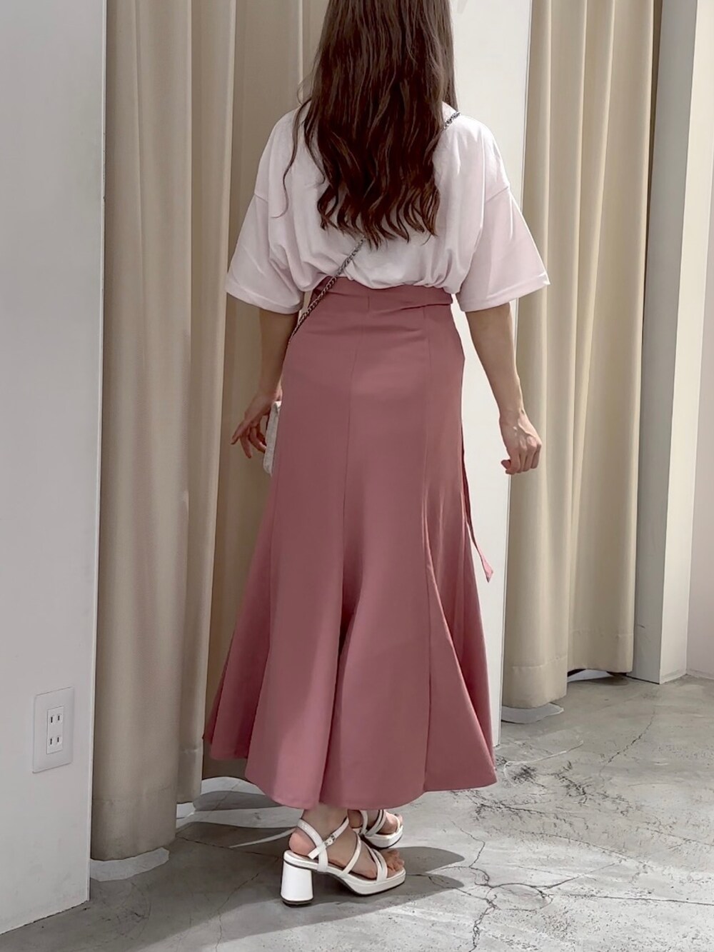 「ナイスクラップ、one after another NICE CLAUP、低身長、低身長コーデ、ピンク、夏コーデ、サンダル、Tシャツ、ネコ、マーメイドスカート、ラクチンコーデ、お出かけコーデ、休日コーデ、休日スタイル、大人可愛い」｜「one after another NICE CLAUPのにゃんこBigTee（Tシャツ/カットソー、ピンク系）」を使った、しんももさん（レディース・151cm）の春コーディネートの5枚目の写真
