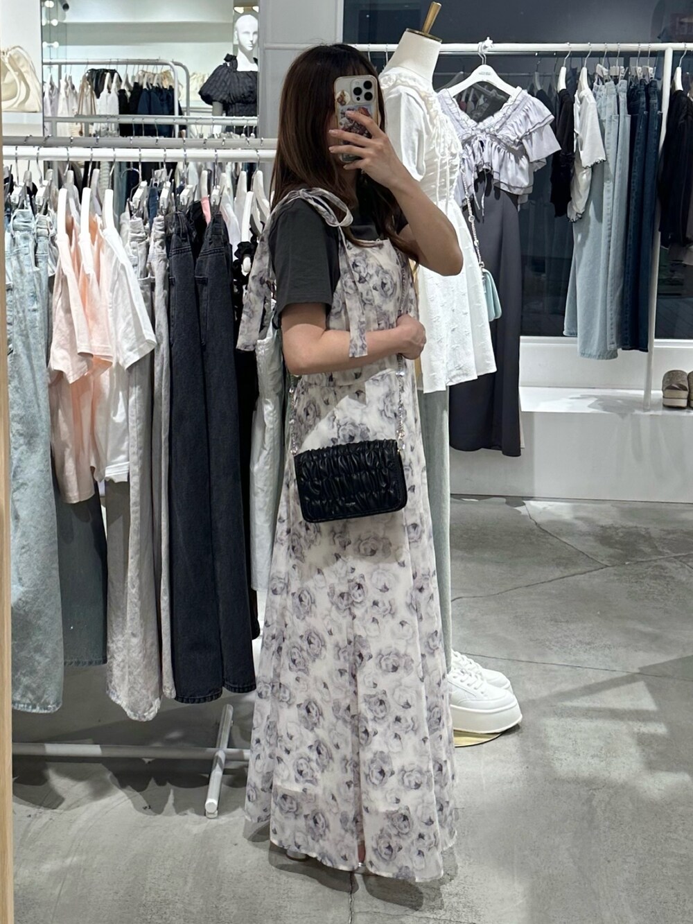 グレー系のTシャツ/カットソー、ブラック系のショルダーバッグ、シルバー系のサンダルを着用したレディースの夏コーディネートの3枚目の写真