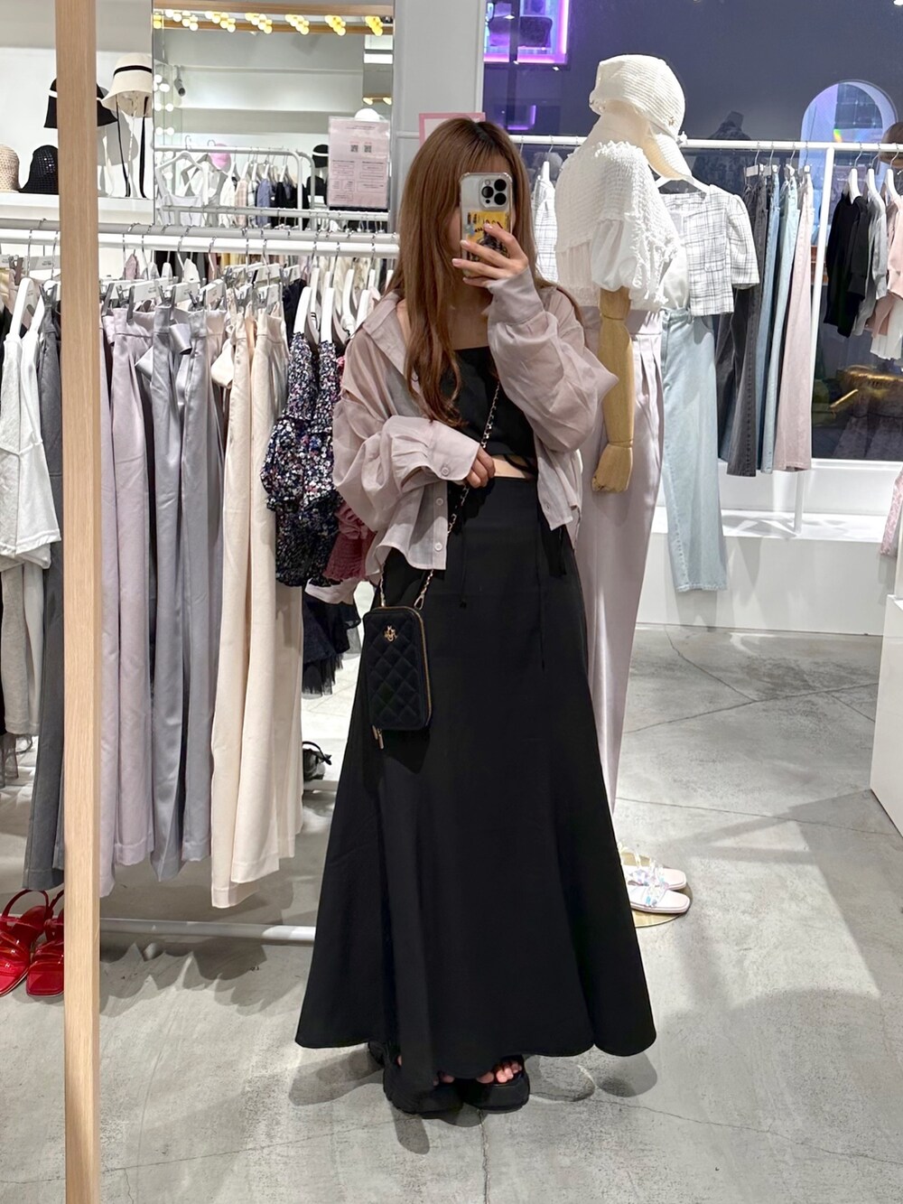 ブラウン系のシャツ/ブラウス、ブラック系のワンピース、ブラック系のサンダルを着用したレディースの夏コーディネートの3枚目の写真