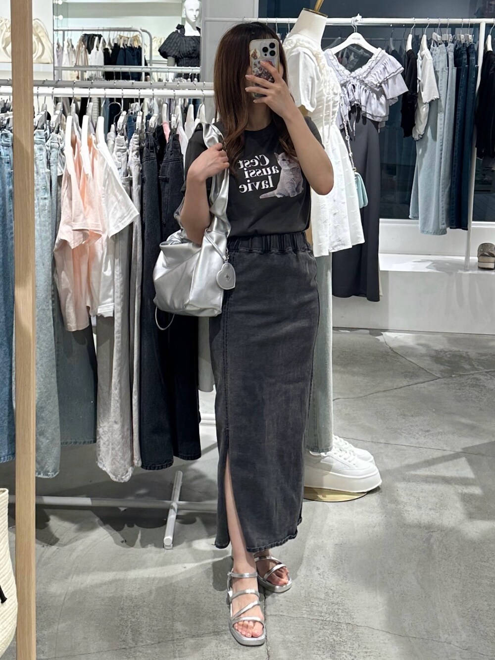 「ナイスクラップ、one after another NICE CLAUP、低身長、低身長コーデ、ブラック、Tシャツ、スカート、ロングスカート、夏コーデ、サンダル、夏服、ネコ、大人コーデ、夏だ！Tシャツ着よう！、大人カジュアルコーデ」｜「one after another NICE CLAUPの【定番人気！】アソートネコＴシャツ/手洗い可（Tシャツ/カットソー、グレー系）」を使った、しんももさん（レディース・151cm）の夏コーディネートの7枚目の写真