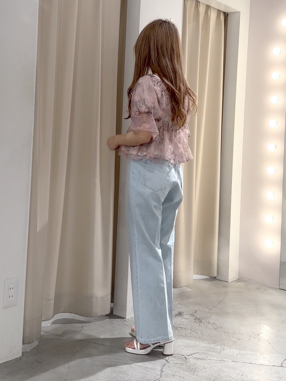 ピンク系のシャツ/ブラウス、ブルー系のデニムパンツ、ホワイト系のサンダルを着用したレディースの春コーディネートの2枚目の写真