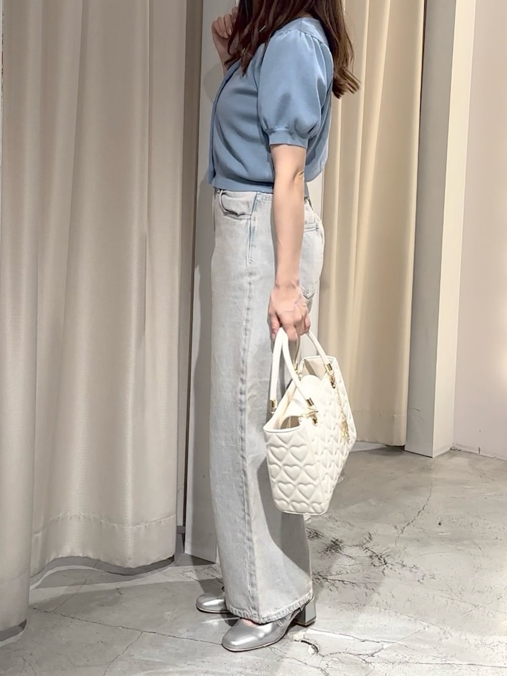 ブルー系のカーディガン/ボレロ、ホワイト系のトートバッグ、シルバー系のパンプスを着用したレディースの夏コーディネートの4枚目の写真