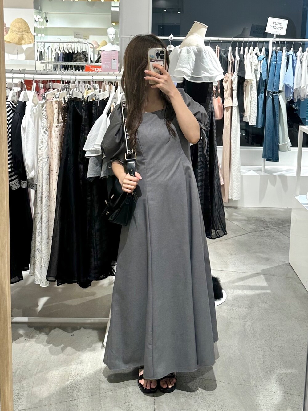 ブラック系のショルダーバッグ、グレー系のワンピースを着用したレディースの夏コーディネートの5枚目の写真