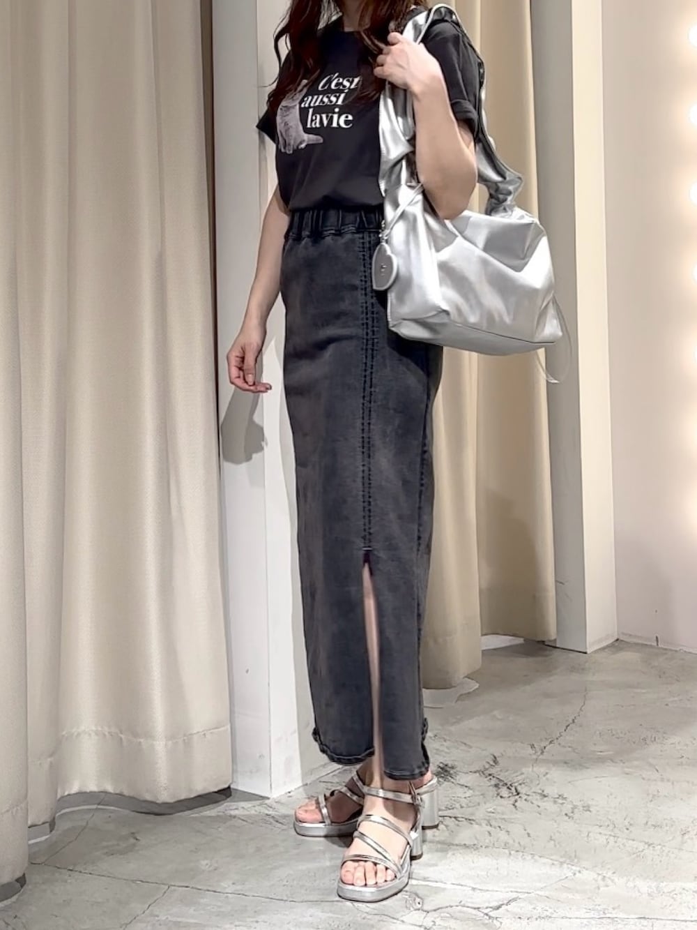 「ナイスクラップ、one after another NICE CLAUP、低身長、低身長コーデ、ブラック、Tシャツ、スカート、ロングスカート、夏コーデ、サンダル、夏服、ネコ、大人コーデ、夏だ！Tシャツ着よう！、大人カジュアルコーデ」｜「one after another NICE CLAUPの【定番人気！】アソートネコＴシャツ/手洗い可（Tシャツ/カットソー、グレー系）」を使った、しんももさん（レディース・151cm）の夏コーディネートの2枚目の写真