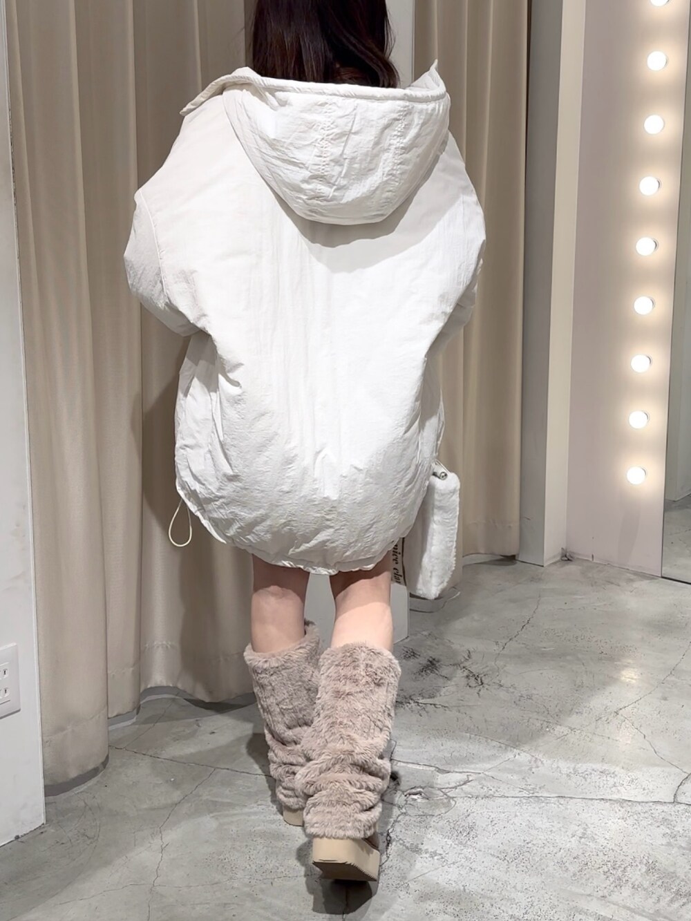 ブラウン系のブーツ、ホワイト系のブルゾンを着用したレディースの冬コーディネートの8枚目の写真