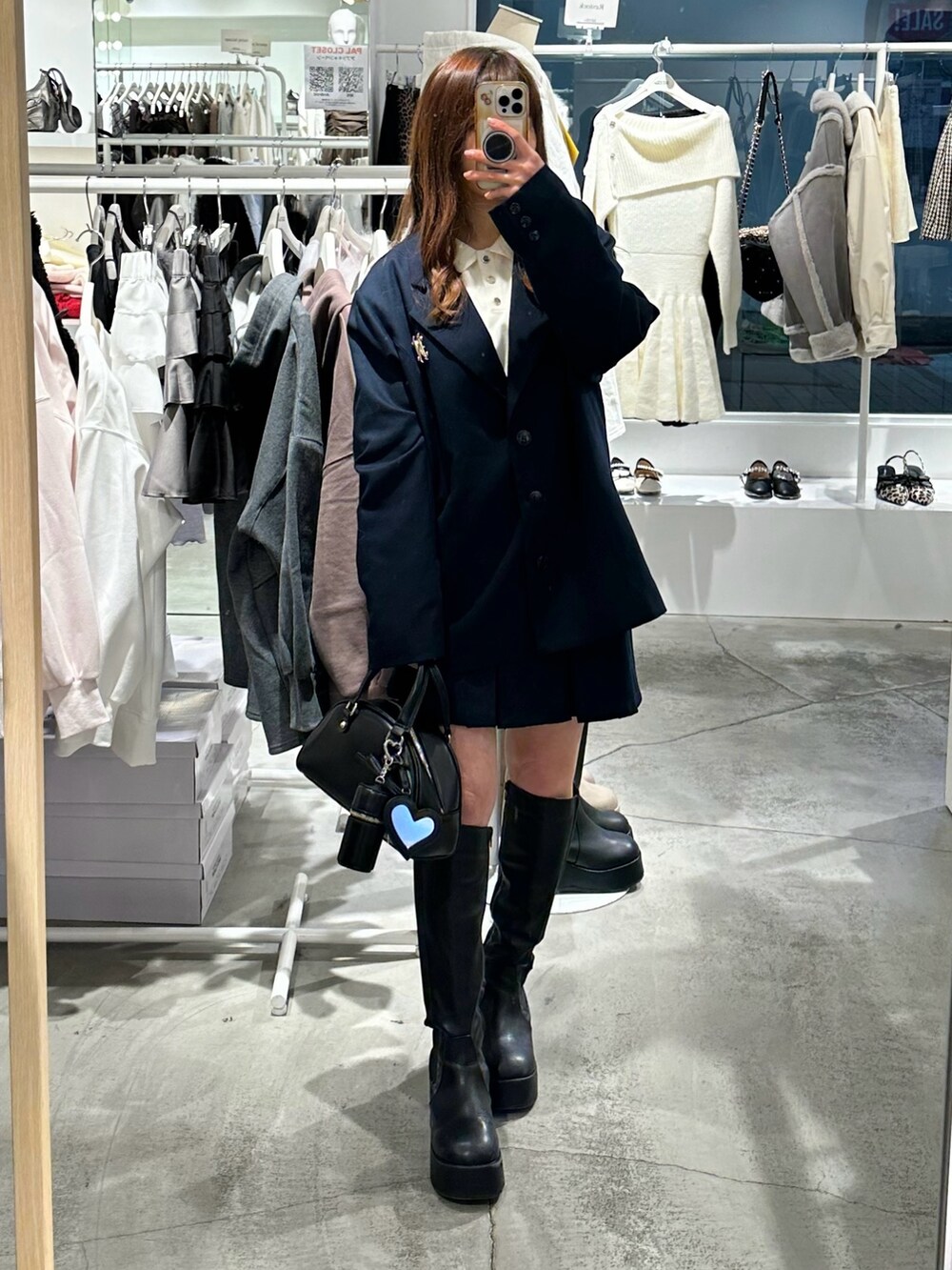 ブルー系のスカート、ブルー系のテーラードジャケット、ホワイト系のニット/セーターを着用したレディースの冬コーディネートの6枚目の写真