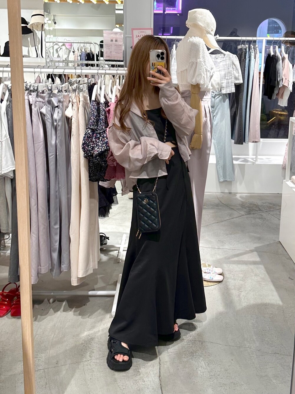 ブラウン系のシャツ/ブラウス、ブラック系のワンピース、ブラック系のサンダルを着用したレディースの夏コーディネートの2枚目の写真