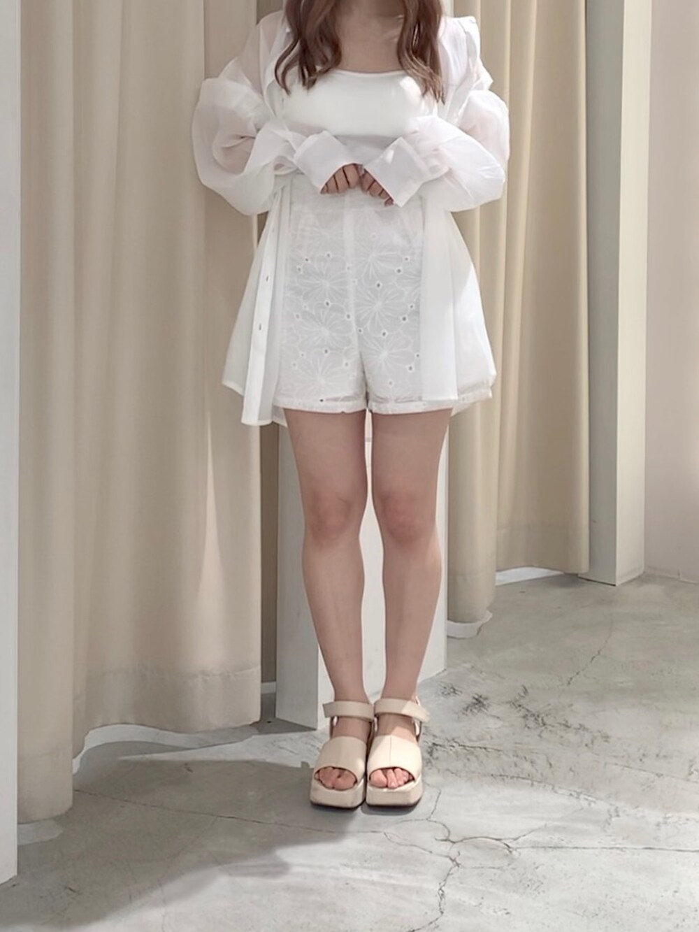 ホワイト系のその他パンツ、ホワイト系のシャツ/ブラウスを着用したレディースの夏コーディネートの3枚目の写真