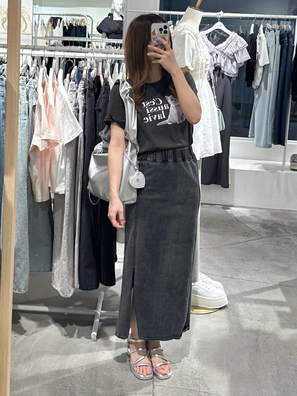 「ナイスクラップ、one after another NICE CLAUP、低身長、低身長コーデ、ブラック、Tシャツ、スカート、ロングスカート、夏コーデ、サンダル、夏服、ネコ、大人コーデ、夏だ！Tシャツ着よう！、大人カジュアルコーデ」｜「one after another NICE CLAUPの【定番人気！】アソートネコＴシャツ/手洗い可（Tシャツ/カットソー、グレー系）」を使った、しんももさん（レディース・151cm）の夏コーディネートの8枚目の写真