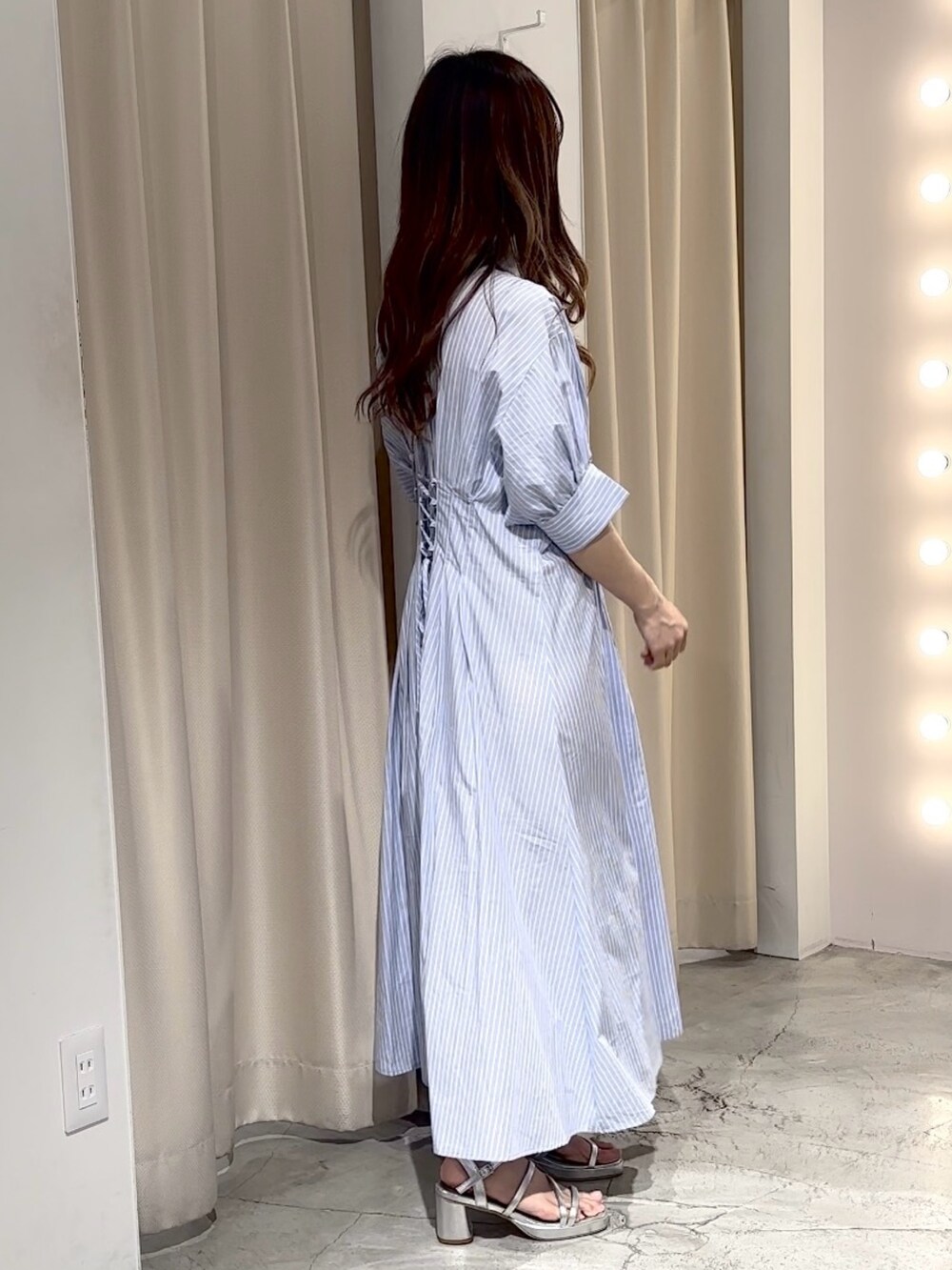 ブルー系のワンピース、ブラック系のショルダーバッグ、シルバー系のシューズを着用したレディースの夏コーディネートの9枚目の写真