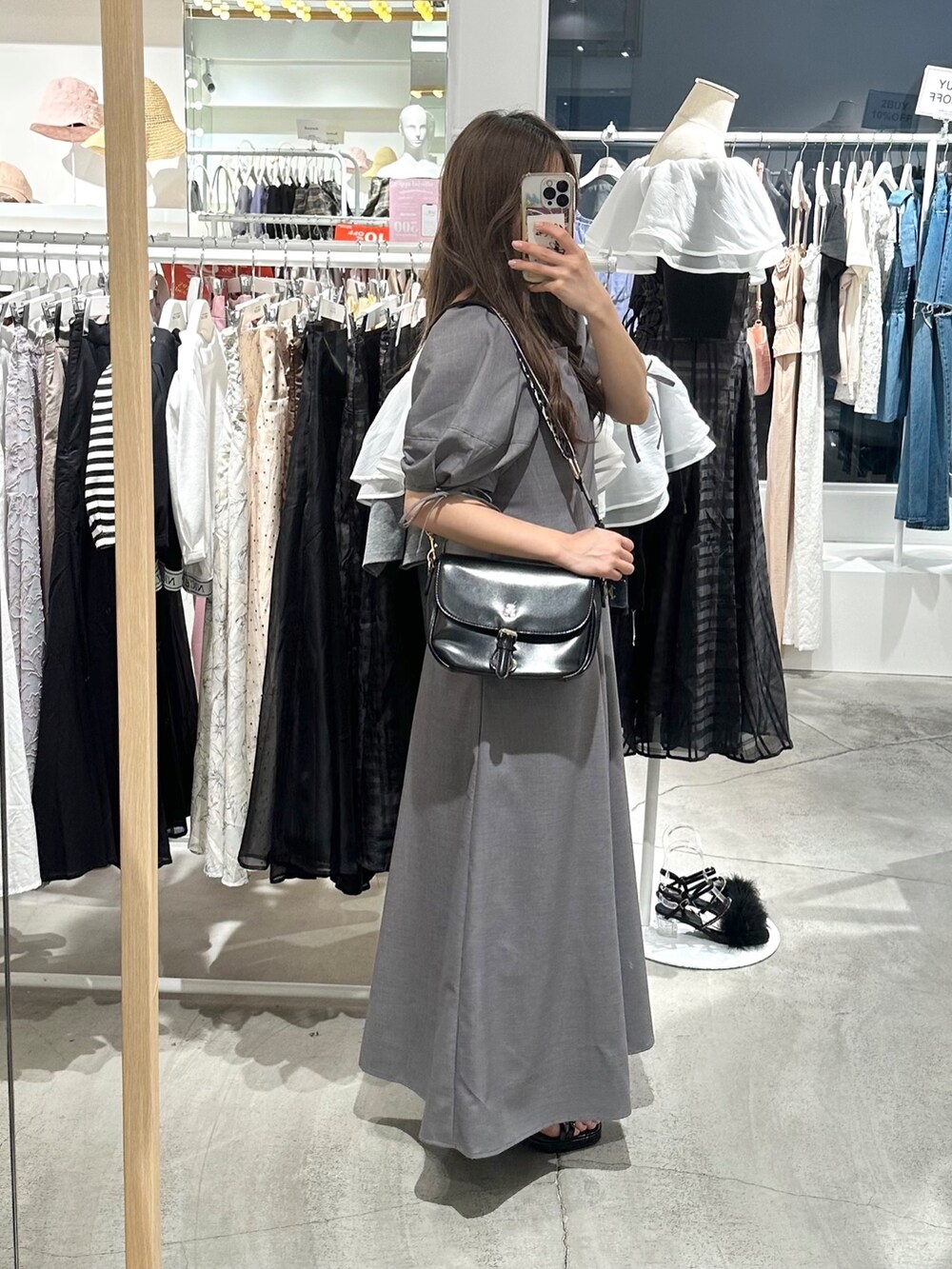 ブラック系のショルダーバッグ、グレー系のワンピースを着用したレディースの夏コーディネートの3枚目の写真