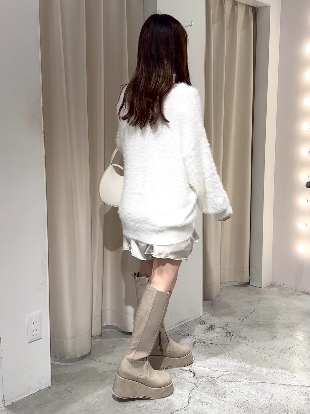 ホワイト系のカーディガン/ボレロ、ベージュ系のブーツ、ホワイト系のショルダーバッグを着用したレディースの秋コーディネートの10枚目の写真