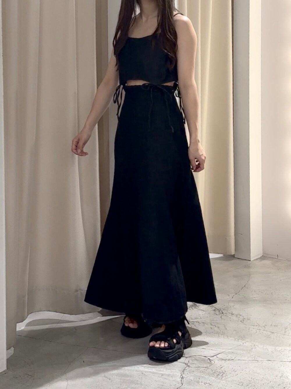 ブラック系のワンピースを着用したレディースの夏コーディネートの3枚目の写真