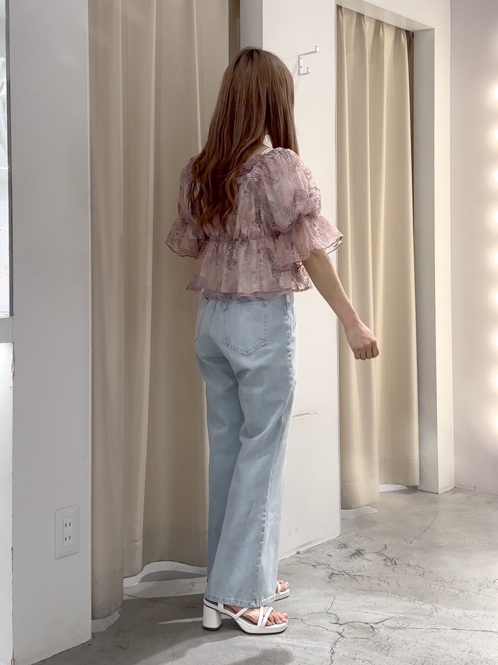 ピンク系のシャツ/ブラウス、ブルー系のデニムパンツ、ホワイト系のサンダルを着用したレディースの春コーディネートの4枚目の写真